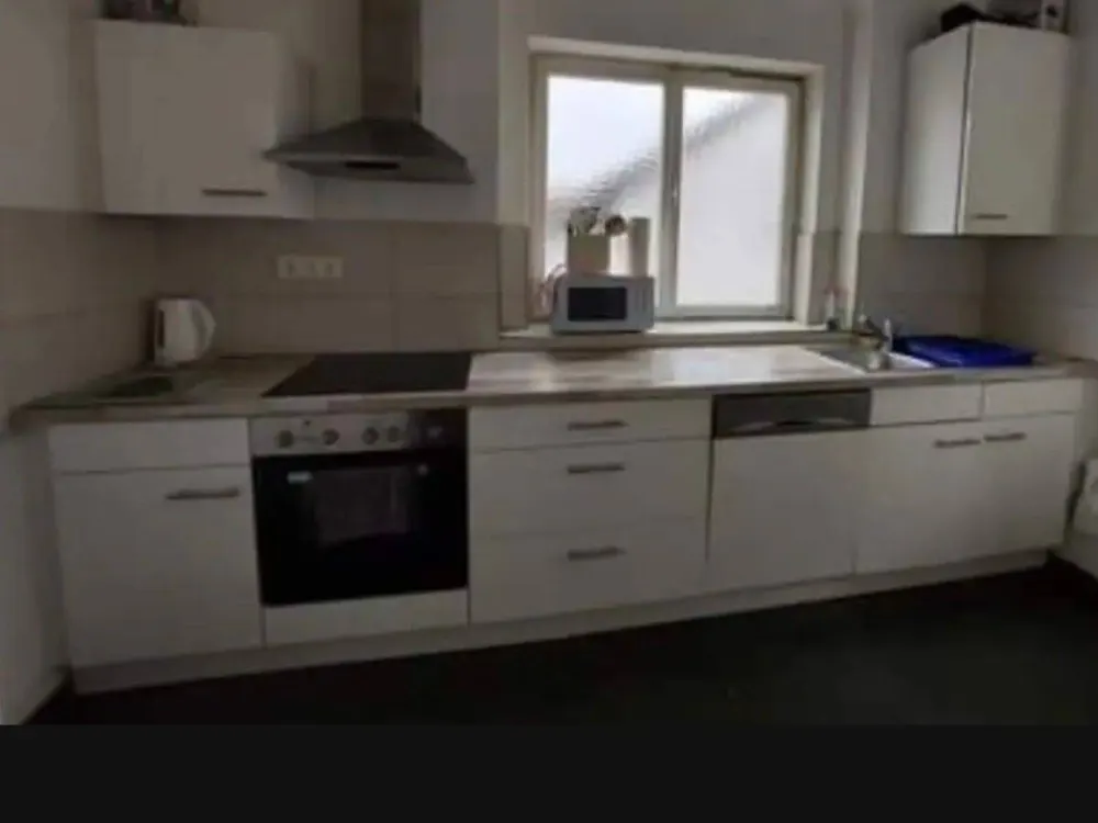 Sehr schönes, großes, neu gestrichenes, helles WG-Zimmer in einer 3er WG,hohe Decken, gepflegtes Altbau, unweit von der Straßenbahn