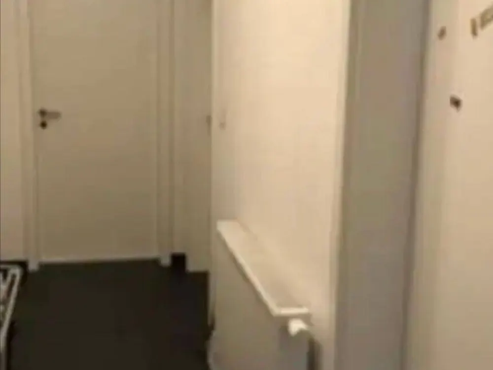 Sehr schönes, großes, neu gestrichenes, helles WG-Zimmer in einer 3er WG,hohe Decken, gepflegtes Altbau, unweit von der Straßenbahn