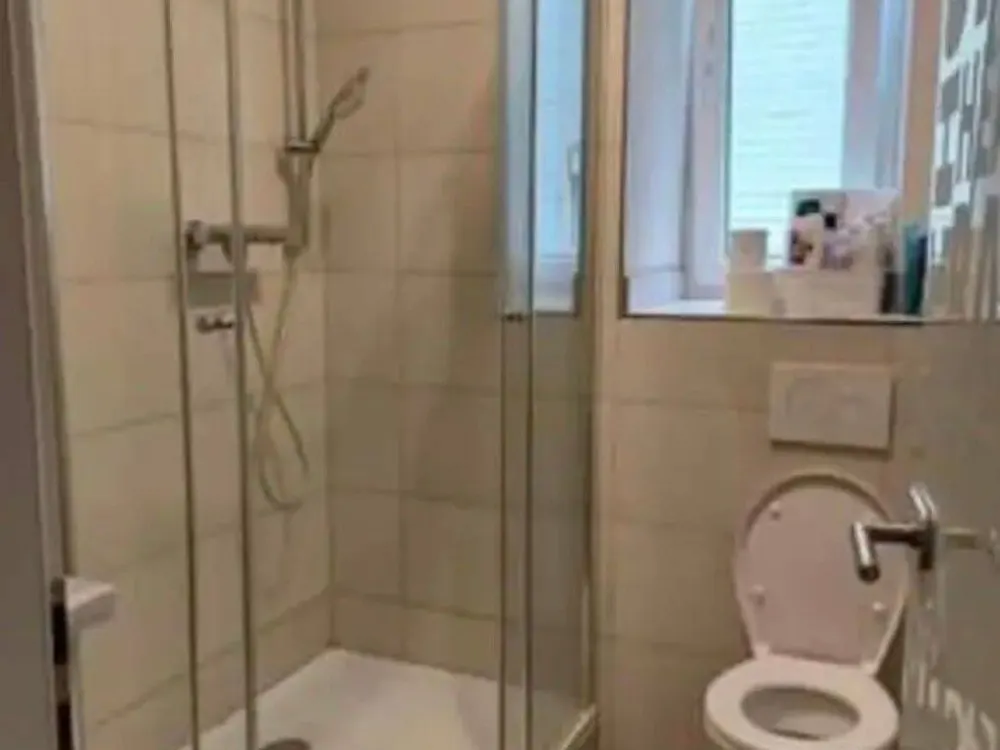 Sehr schönes, großes, neu gestrichenes, helles WG-Zimmer in einer 3er WG,hohe Decken, gepflegtes Altbau, unweit von der Straßenbahn