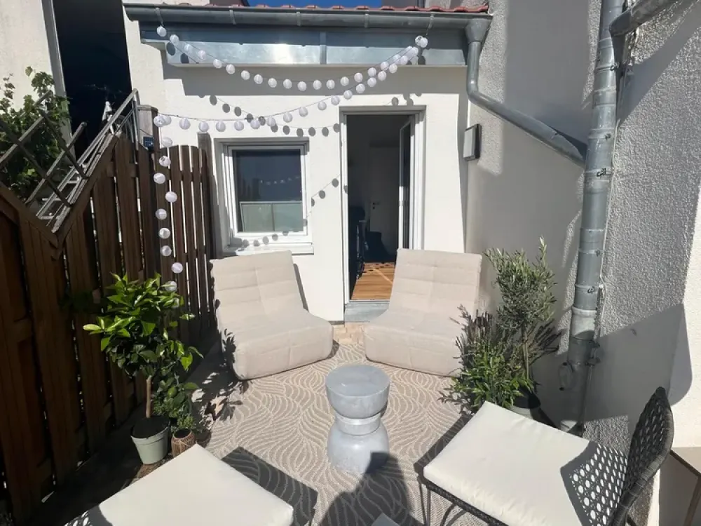 Helle 3-Zimmer Wohnung (2,70 m Deckenhöhe) mit ca. 58 m² Terrassen und eigener Wallbox