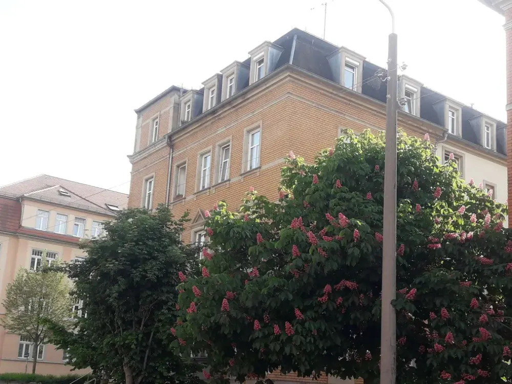 FEEL TRULY COMFORTABLE IN A QUIET LOCATION! 2 ROOMS ON THE 2ND FLOOR