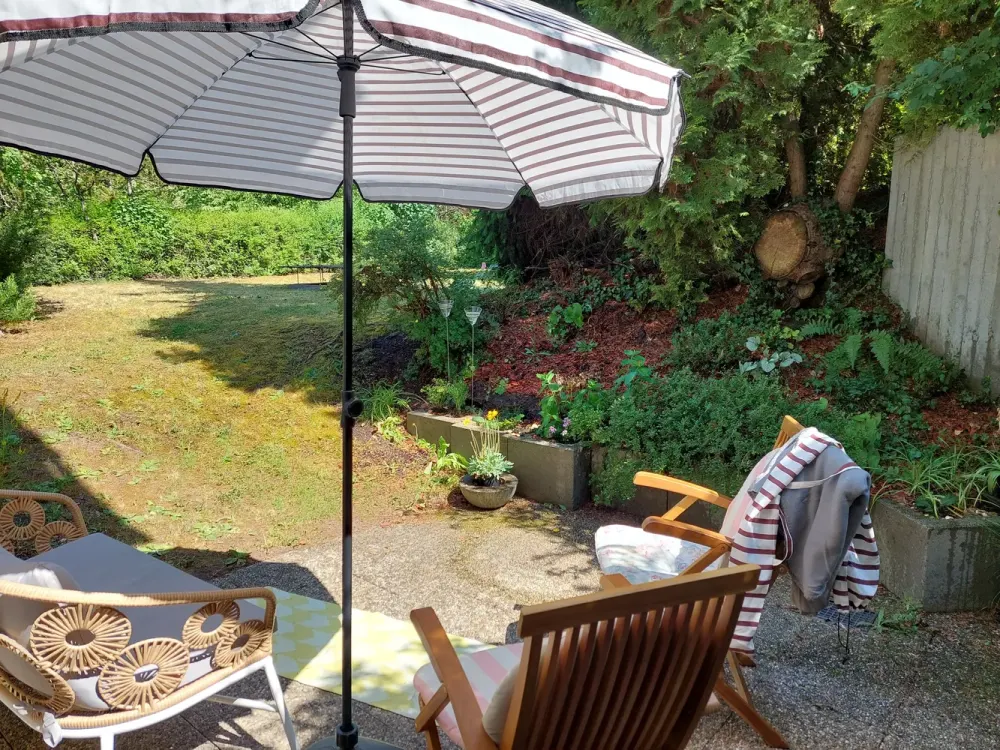 Helle, teilmöblierte Wohnung mit Terrasse im eigenen Garten + Garagenstellplatz