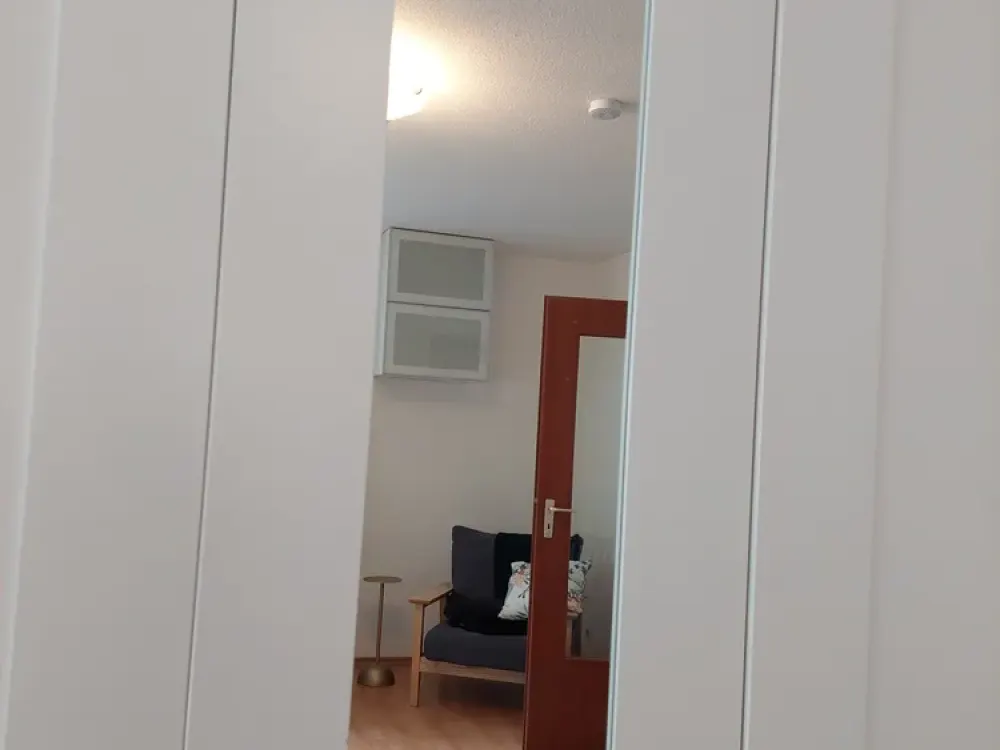 Helle, teilmöblierte Wohnung mit Terrasse im eigenen Garten + Garagenstellplatz