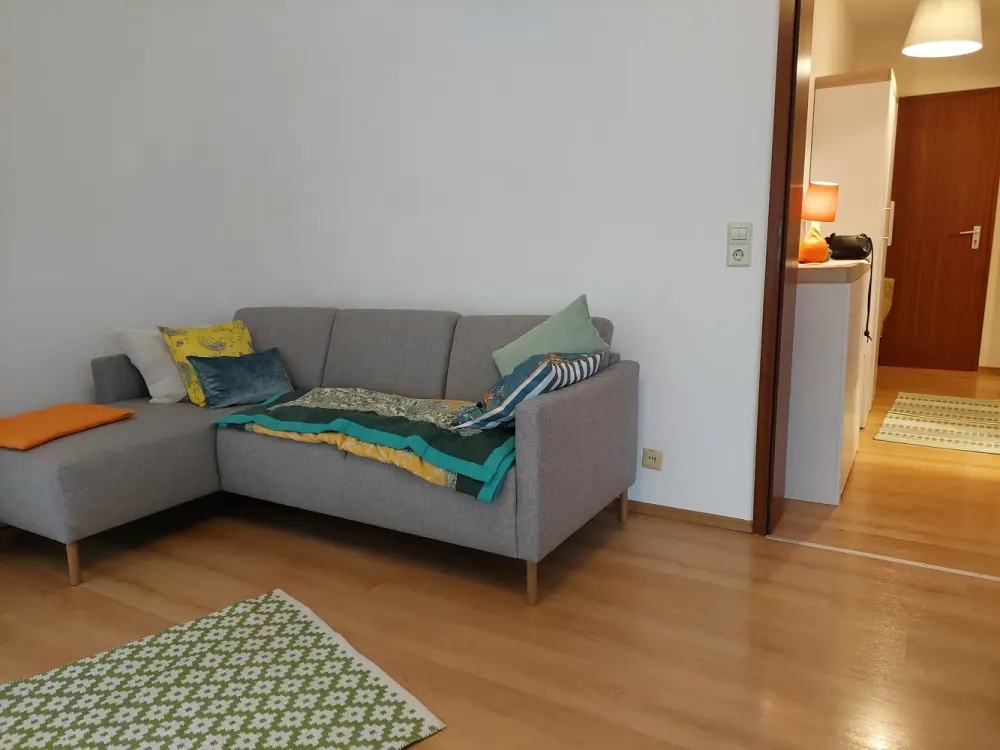 Helle, teilmöblierte Wohnung mit Terrasse im eigenen Garten + Garagenstellplatz