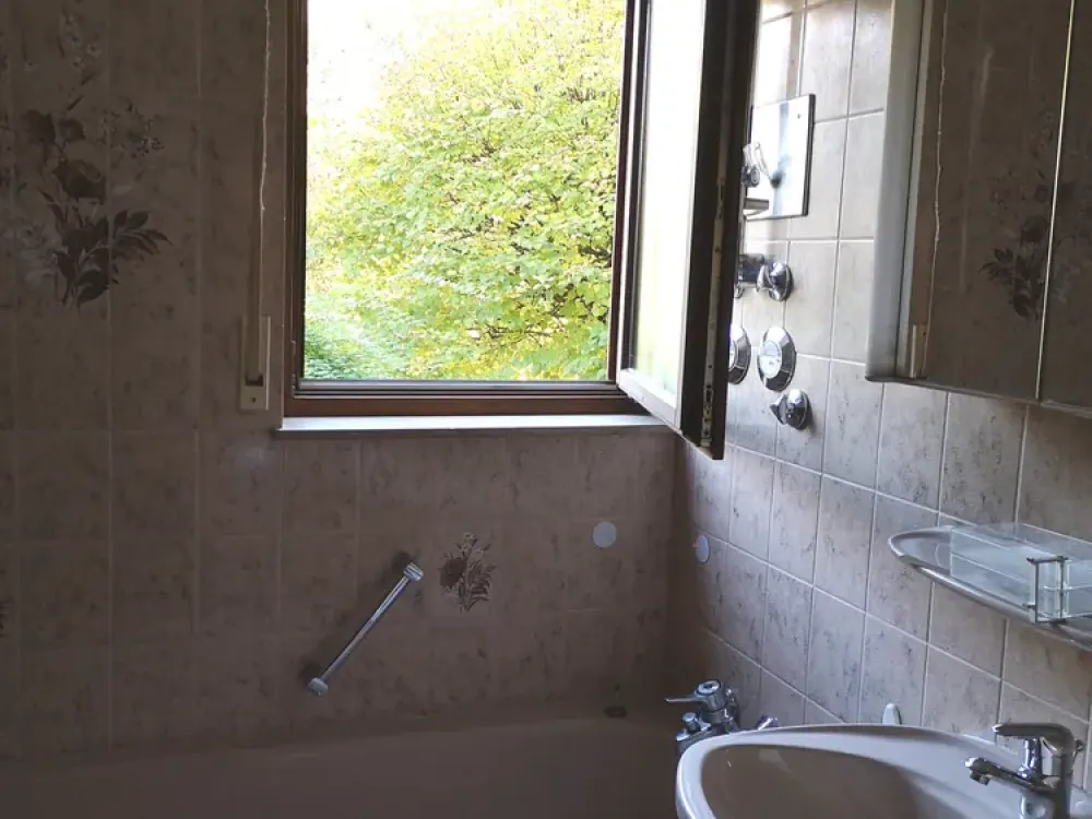 Helle, teilmöblierte Wohnung mit Terrasse im eigenen Garten + Garagenstellplatz