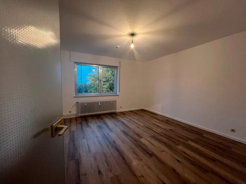 Großzügige 4-Zi.-Whg im gepflegten 3-Fam Haus, frei ab 01.12.