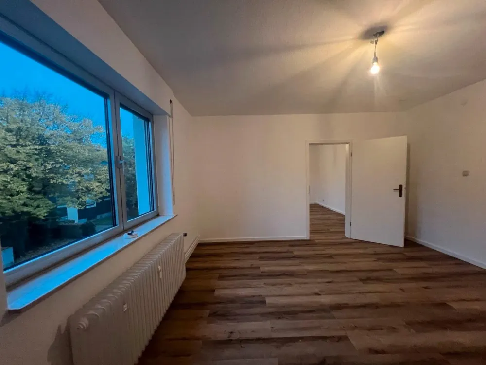 Großzügige 4-Zi.-Whg im gepflegten 3-Fam Haus, frei ab 01.12.