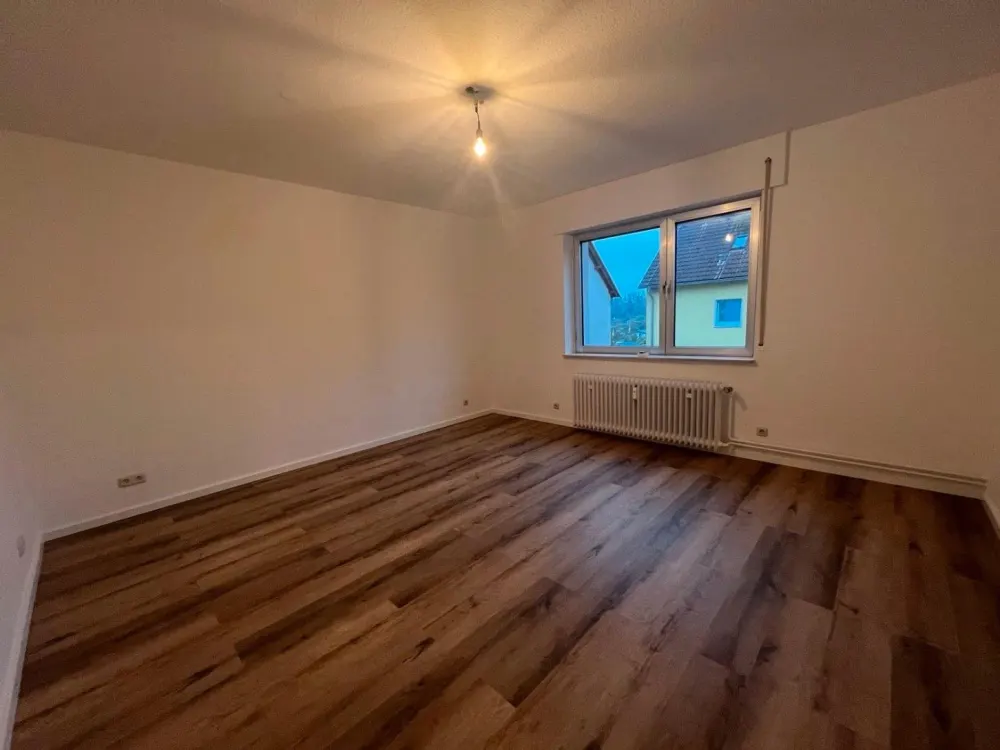 Großzügige 4-Zi.-Whg im gepflegten 3-Fam Haus, frei ab 01.12.