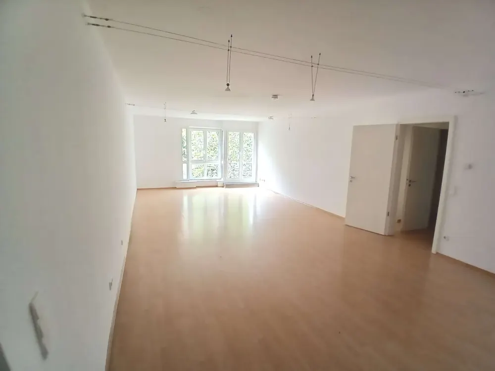 Urbanes Wohnen mit Flair, Helle Wohnung mit Balkon im Herzen der Stadt