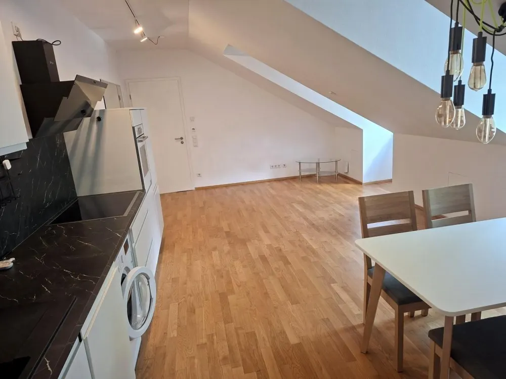Moderne 2-Zimmer-DG-Wohnung in Fürth | EBK | Aufzug | TG | BJ2021
