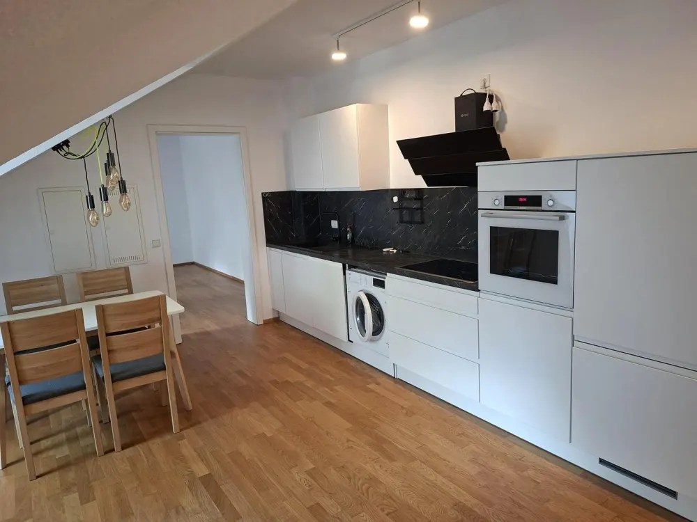 Moderne 2-Zimmer-DG-Wohnung in Fürth | EBK | Aufzug | TG | BJ2021