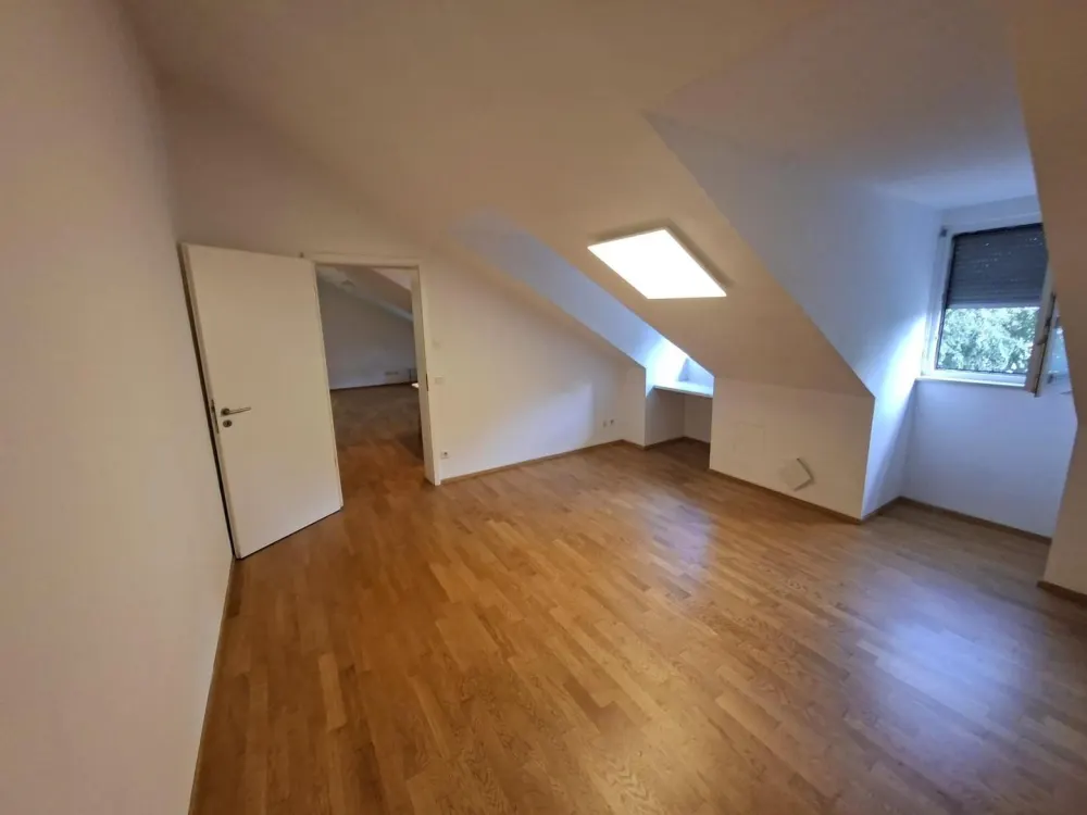 Moderne 2-Zimmer-DG-Wohnung in Fürth | EBK | Aufzug | TG | BJ2021