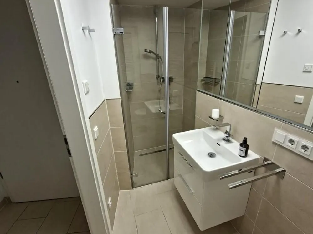 Moderne 2-Zimmer-DG-Wohnung in Fürth | EBK | Aufzug | TG | BJ2021