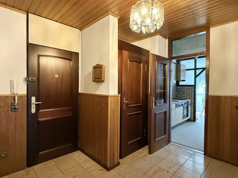 Teilmöblierte ruhige 3 Zimmer Wohnung mit Aufzug und eigenem PKW-Stellplatz