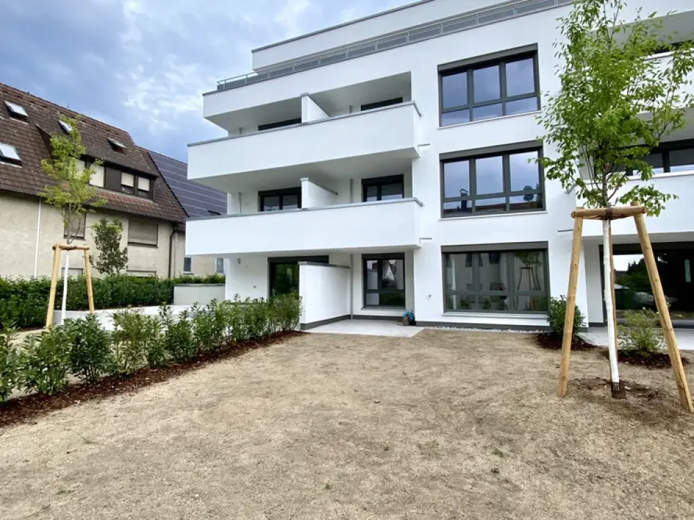 Moderner Neubau: zentrale 2 Zi Wo mit Garten