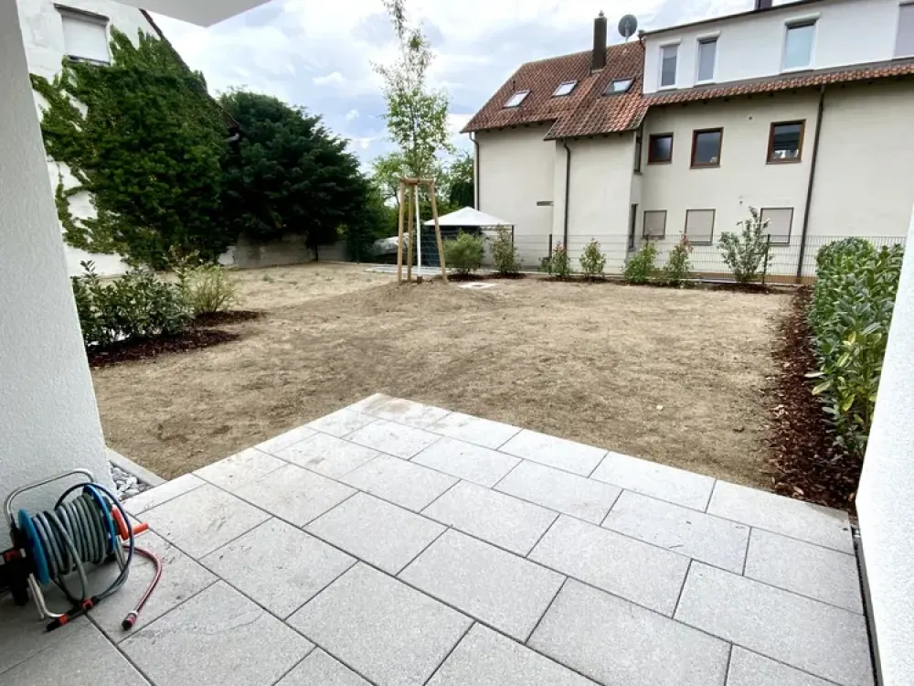 Moderner Neubau: zentrale 2 Zi Wo mit Garten