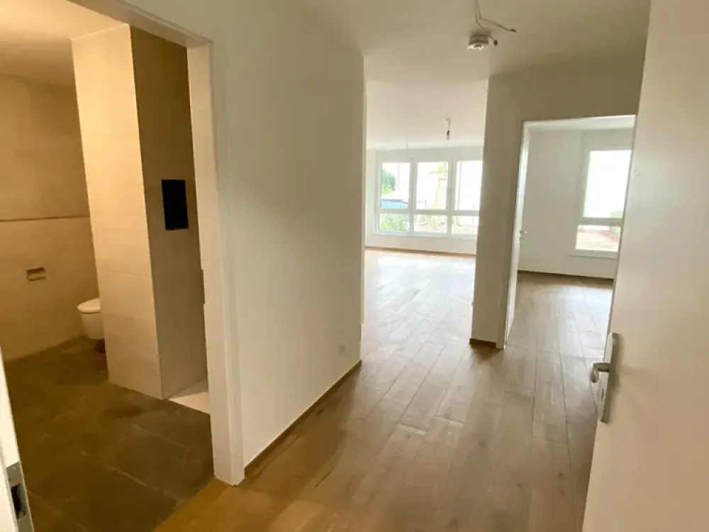 Moderner Neubau: zentrale 2 Zi Wo mit Garten
