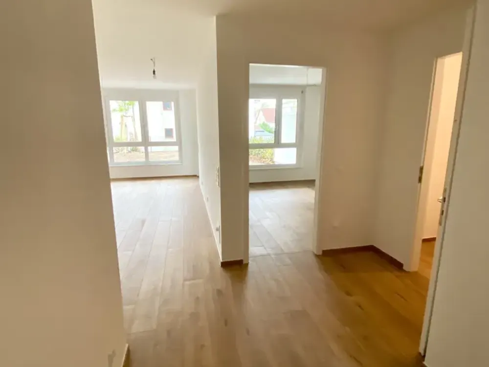 Moderner Neubau: zentrale 2 Zi Wo mit Garten
