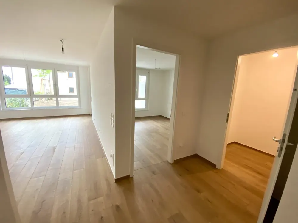 Moderner Neubau: zentrale 2 Zi Wo mit Garten