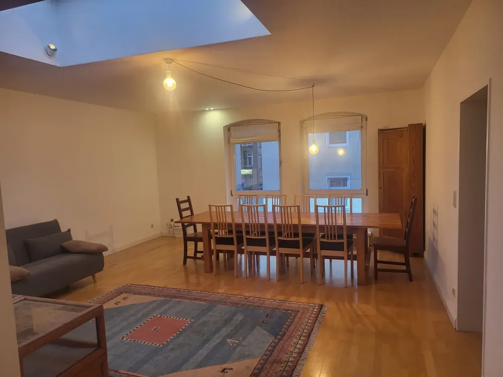 Voll möbliertes Juwel im Hinterhof: Remisen-Loft mit Hauscharakter und 80 m² Dachterrasse
