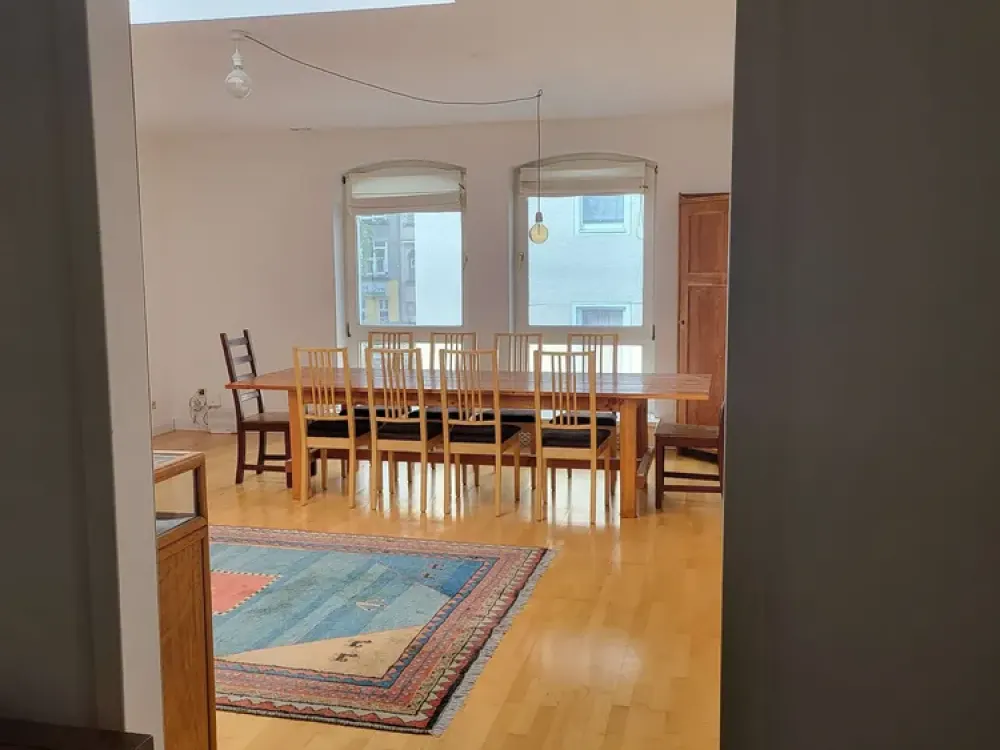 Voll möbliertes Juwel im Hinterhof: Remisen-Loft mit Hauscharakter und 80 m² Dachterrasse
