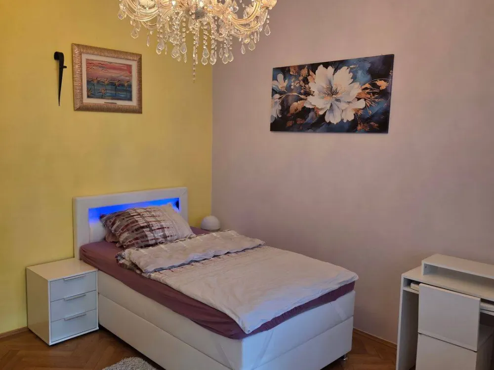 biete ein möbliertes 24qm WG-Zimmer