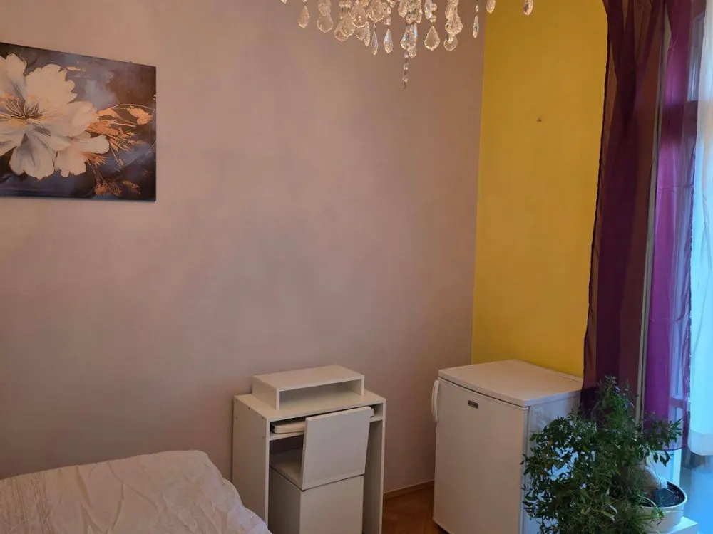 biete ein möbliertes 24qm WG-Zimmer