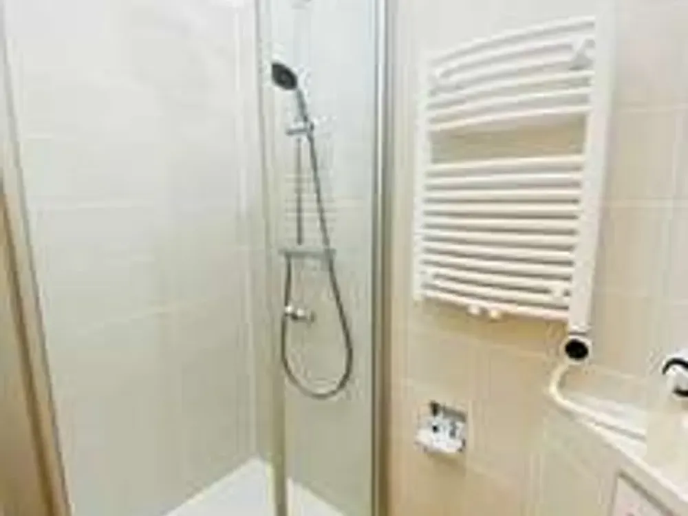 Helle charmante 3-Zimmer Altbau-Wohnung im 1. OG in Renovierung