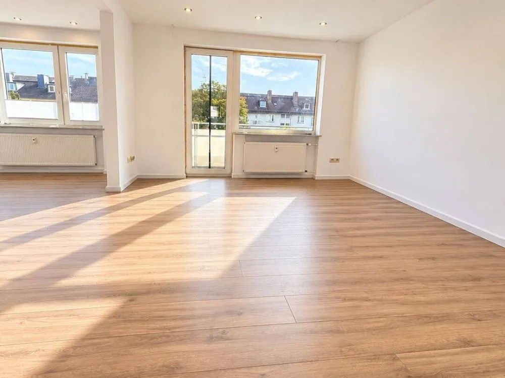 Sunny 3-Room Apartment with 112sqm, 2 Balconies, Built-in Kitchen and Parking Space