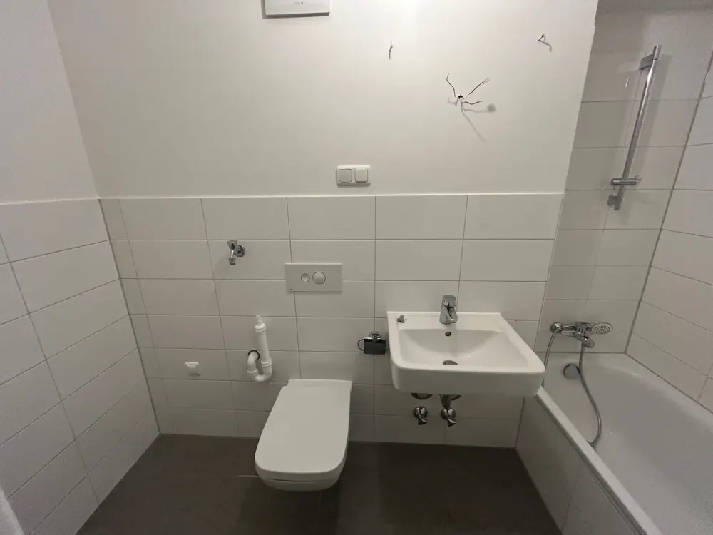 Ansprechende, großzügige 3-Zimmer-Wohnung mit Wand und Bodenbelag