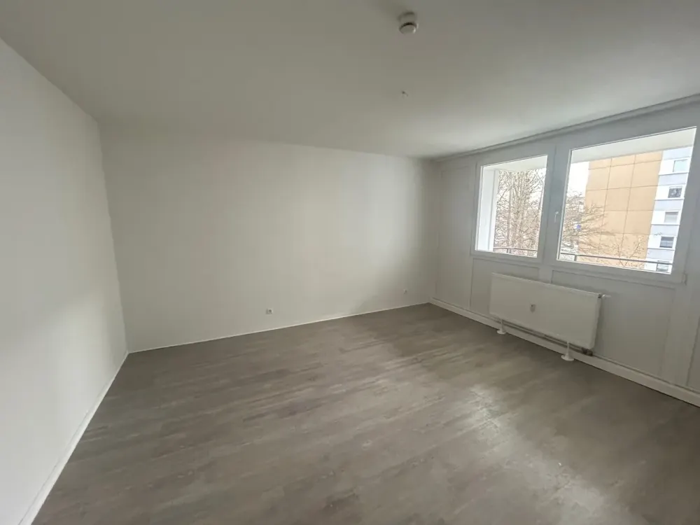 Ansprechende, großzügige 3-Zimmer-Wohnung mit Wand und Bodenbelag