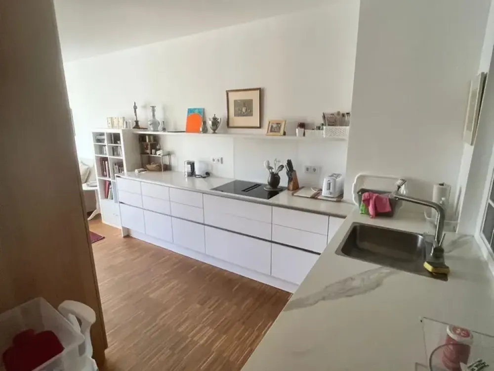 Helle 2-Zimmer-Wohnung mit Balkon und moderner Einbauküche