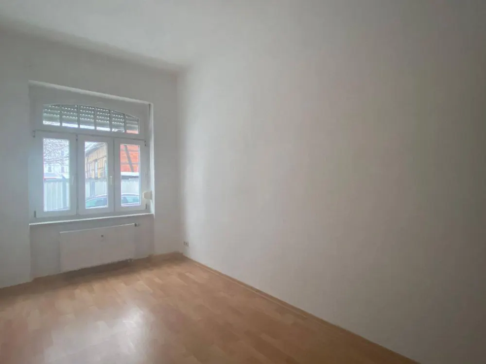 Erdgeschosswohnung mit 4 Zimmern nach Sanierung ab Oktober frei - Oststraße