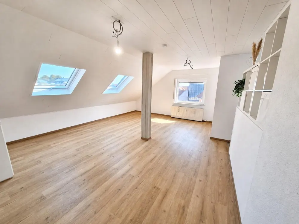 95 m² DG-Wohnung | neue EBK, Vollbad, Gäste-WC & Garten in Neuberg-Ravolzhausen