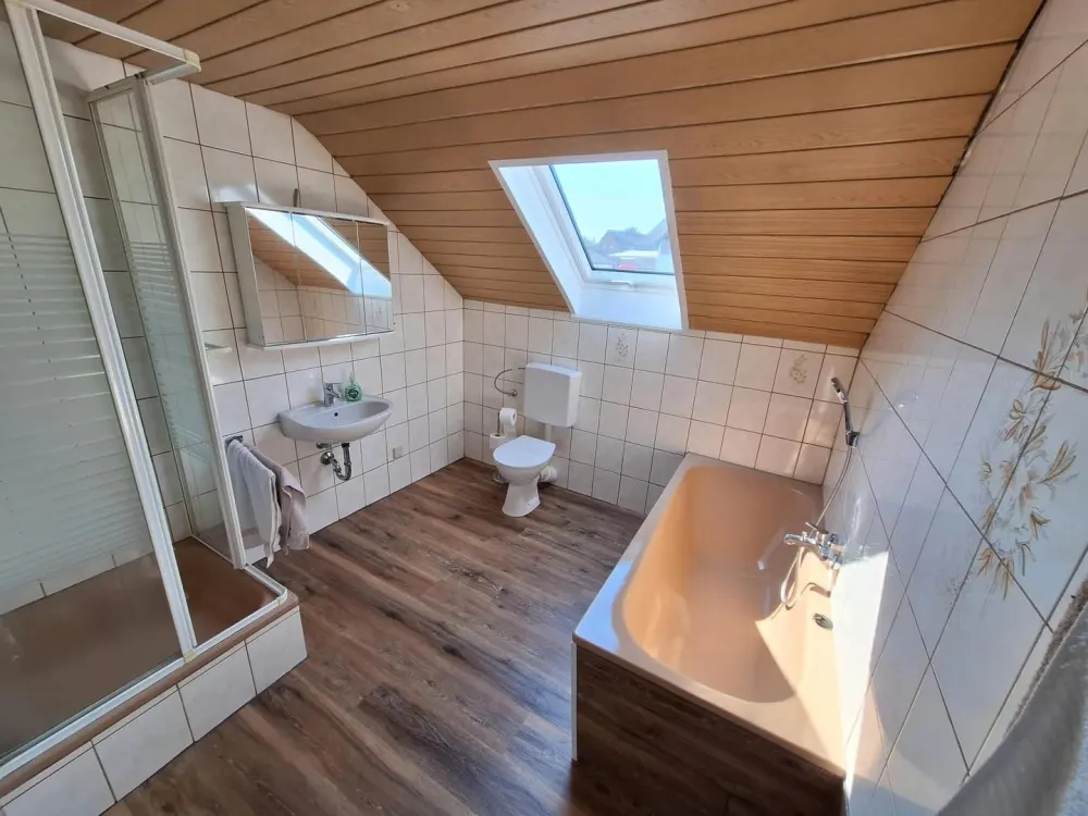 95 m² DG-Wohnung | neue EBK, Vollbad, Gäste-WC & Garten in Neuberg-Ravolzhausen