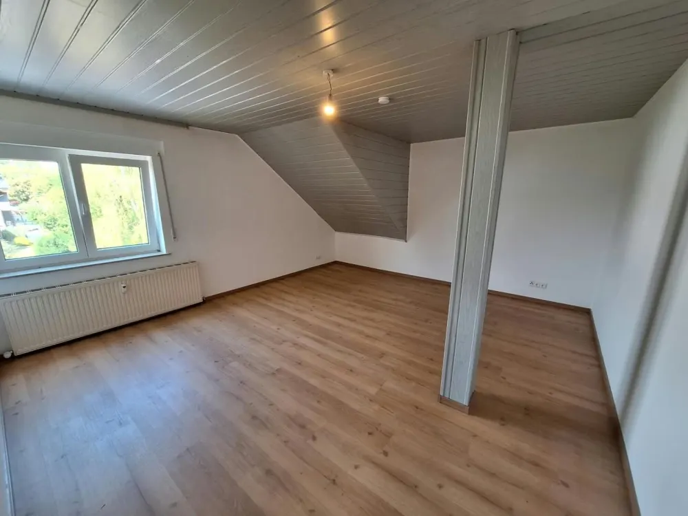95 m² DG-Wohnung | neue EBK, Vollbad, Gäste-WC & Garten in Neuberg-Ravolzhausen
