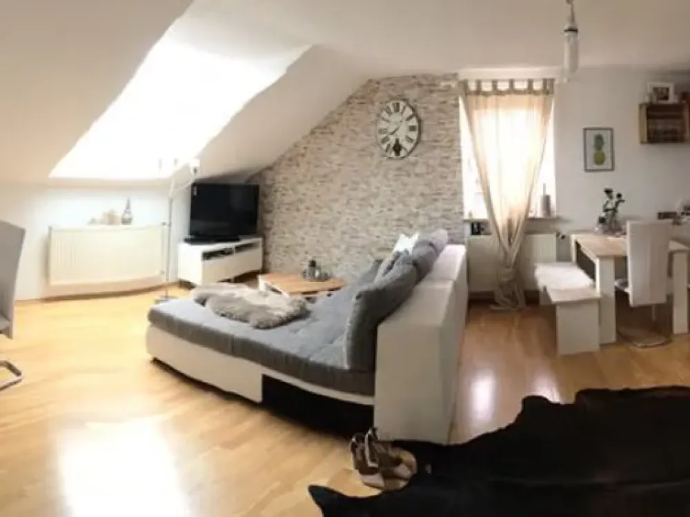 2-Zimmer Dachgeschoß mit EBK und Balkon - von Privat