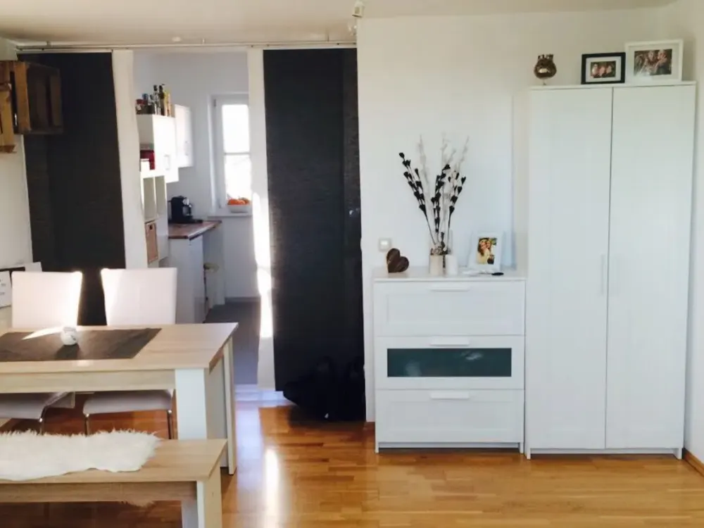 2-Zimmer Dachgeschoß mit EBK und Balkon - von Privat