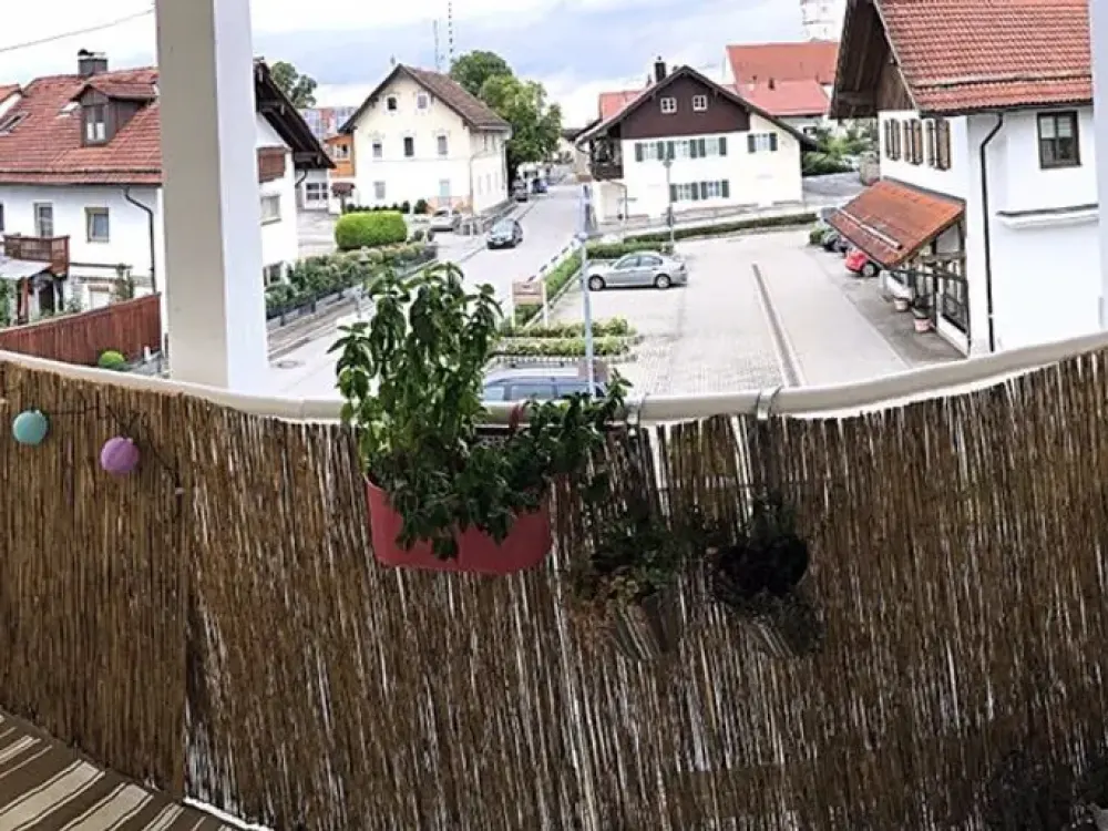 2-Zimmer Dachgeschoß mit EBK und Balkon - von Privat