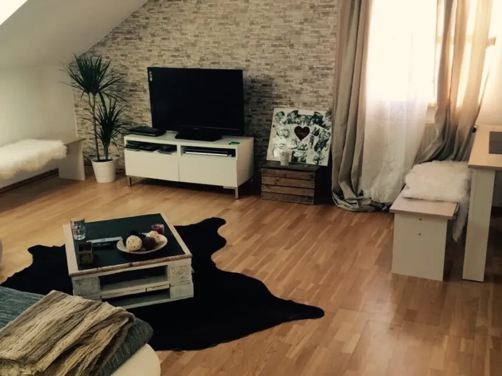 2-Zimmer Dachgeschoß mit EBK und Balkon - von Privat