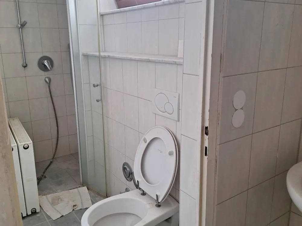 WG geeignete Wohnung in ruhiger Lage, neu saniert.