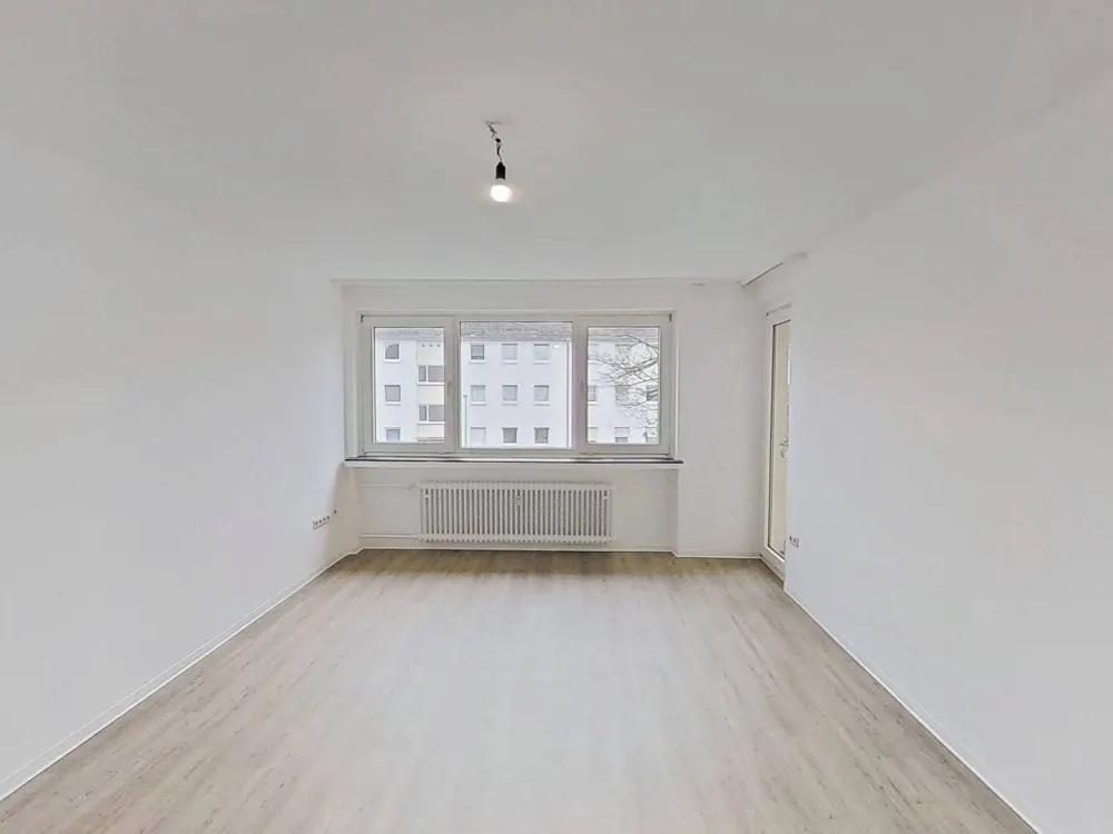 Komfortabel ausgestattete 4-Zimmer-Wohnung mit BALKON