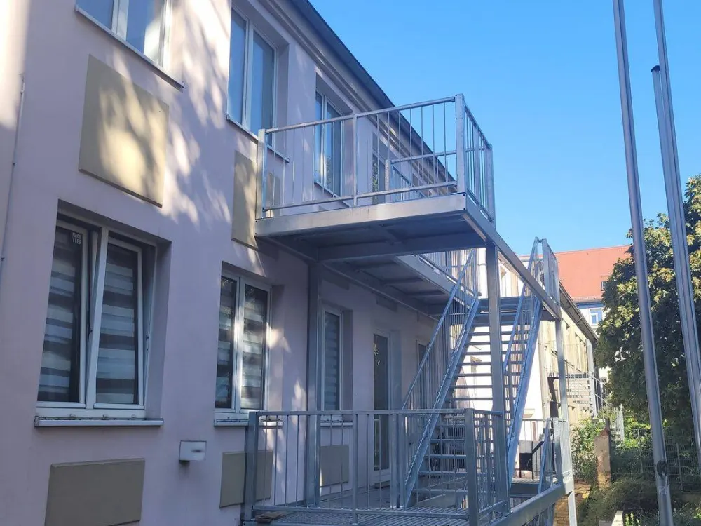 Schönefeld - tolle 4-Raum-Hinterhauswohnung der besonderen Art mit Wanne, GästeWC & Fußbodenheizung