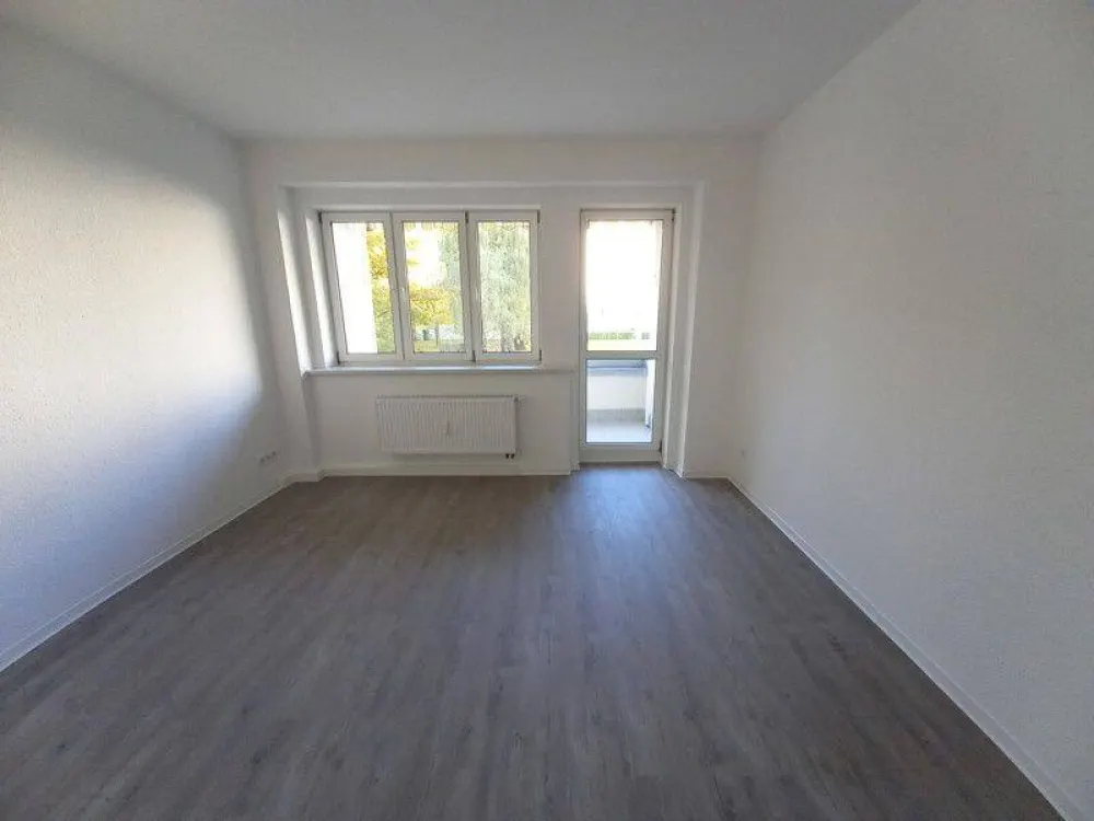 Frisch renovierte 3 Raumwohnung mit Balkon wartet auf Sie!