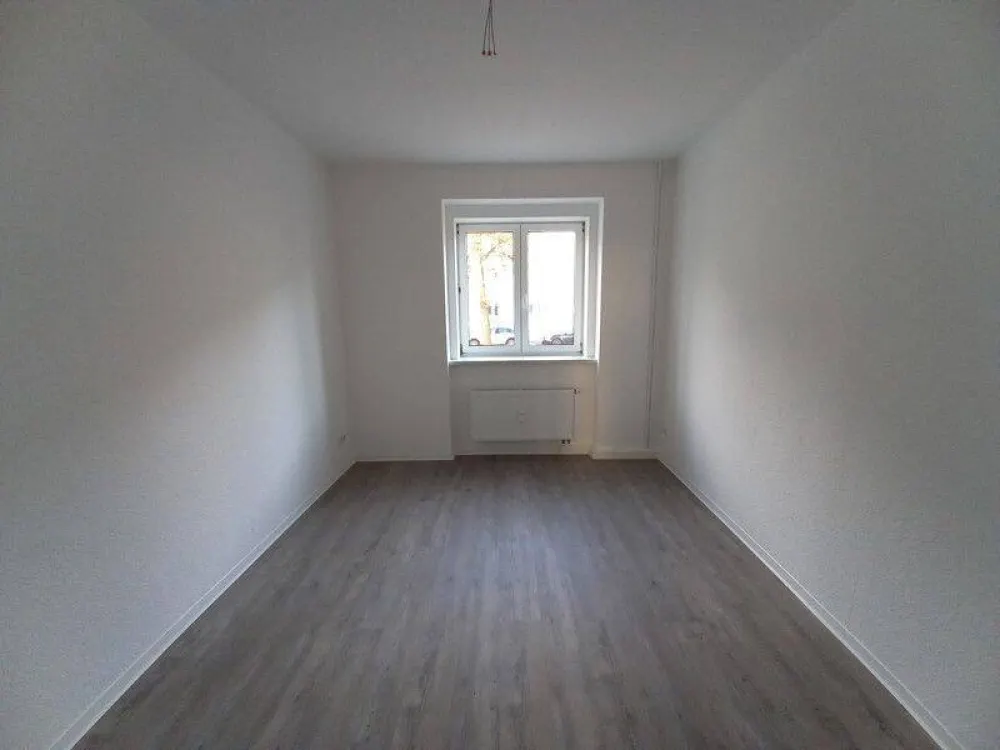 Frisch renovierte 3 Raumwohnung mit Balkon wartet auf Sie!