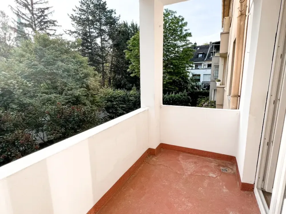 ***Gepflegte Etagenwohnung mit Balkon, Venylböden, neuem Wannenbad & Wohnküche***