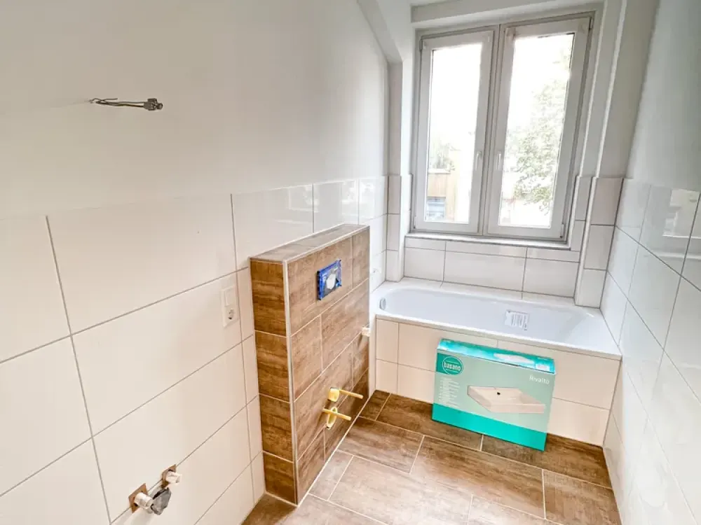 ***Gepflegte Etagenwohnung mit Balkon, Venylböden, neuem Wannenbad & Wohnküche***