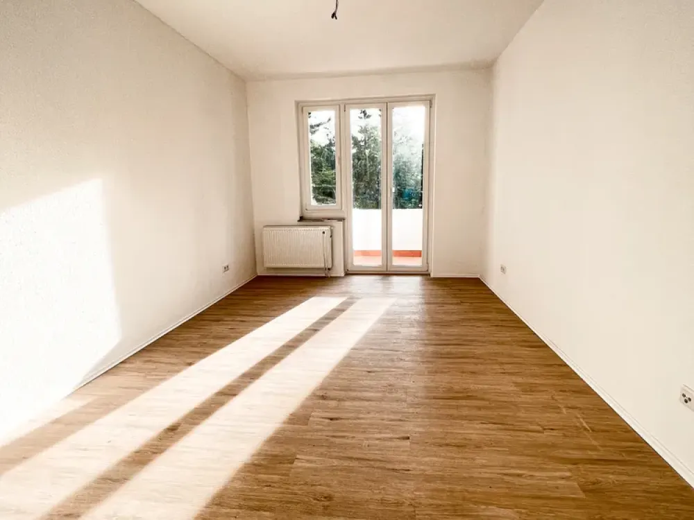 ***Gepflegte Etagenwohnung mit Balkon, Venylböden, neuem Wannenbad & Wohnküche***
