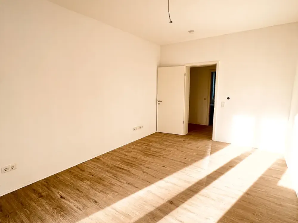 ***Gepflegte Etagenwohnung mit Balkon, Venylböden, neuem Wannenbad & Wohnküche***