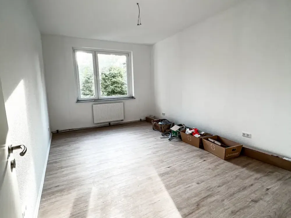 ***Gepflegte Etagenwohnung mit Balkon, Venylböden, neuem Wannenbad & Wohnküche***